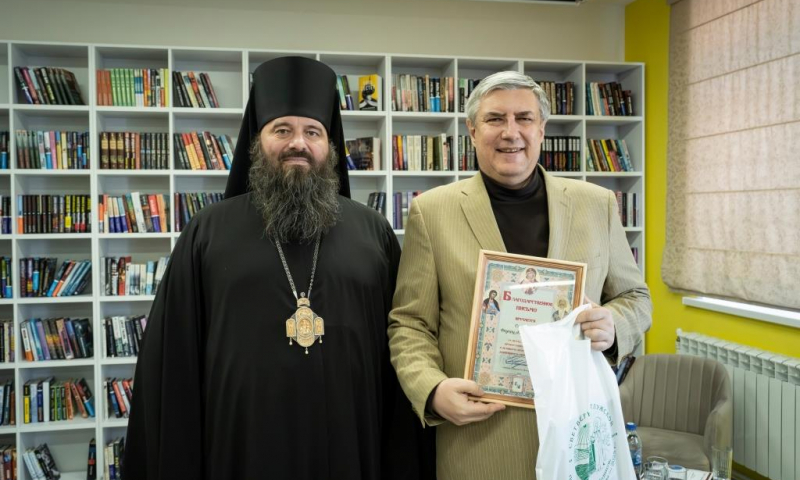 Епископ РПЦ вручил благодарственное письмо сотруднику ИМОМИ